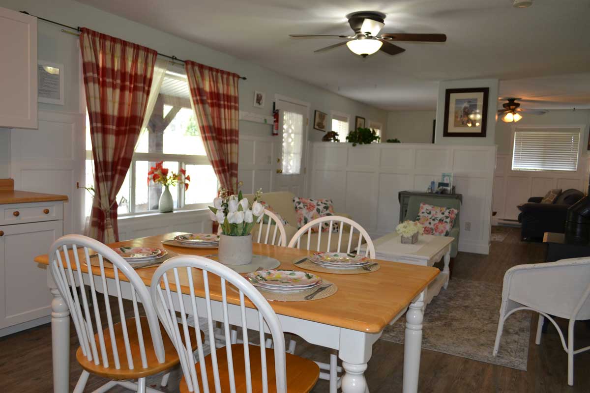 Dining & Lounge Area