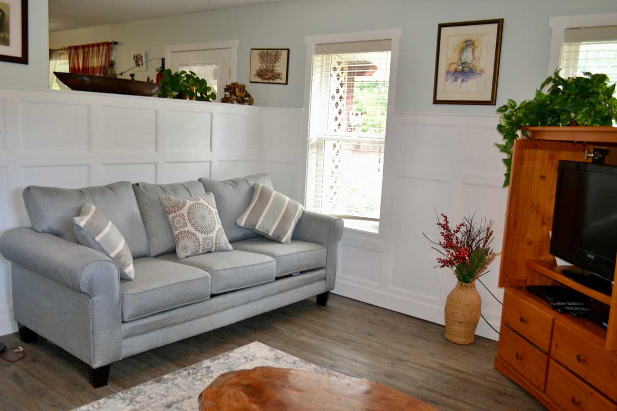 Living Area Private 2 Bedroom Guest Accomodations in Peachland