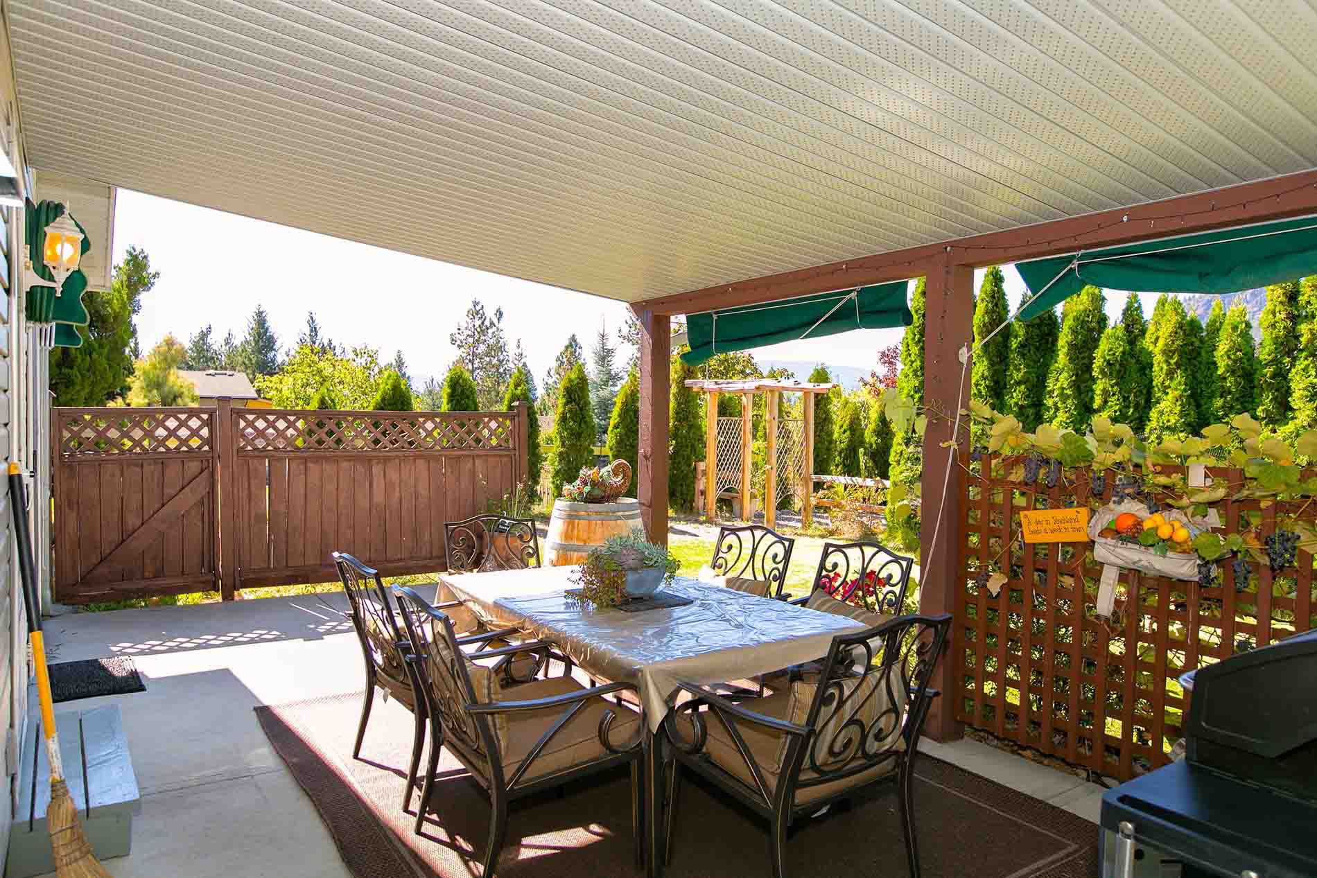 Patio 2 Bedroom Vacation Accommodation With Pool Peachland