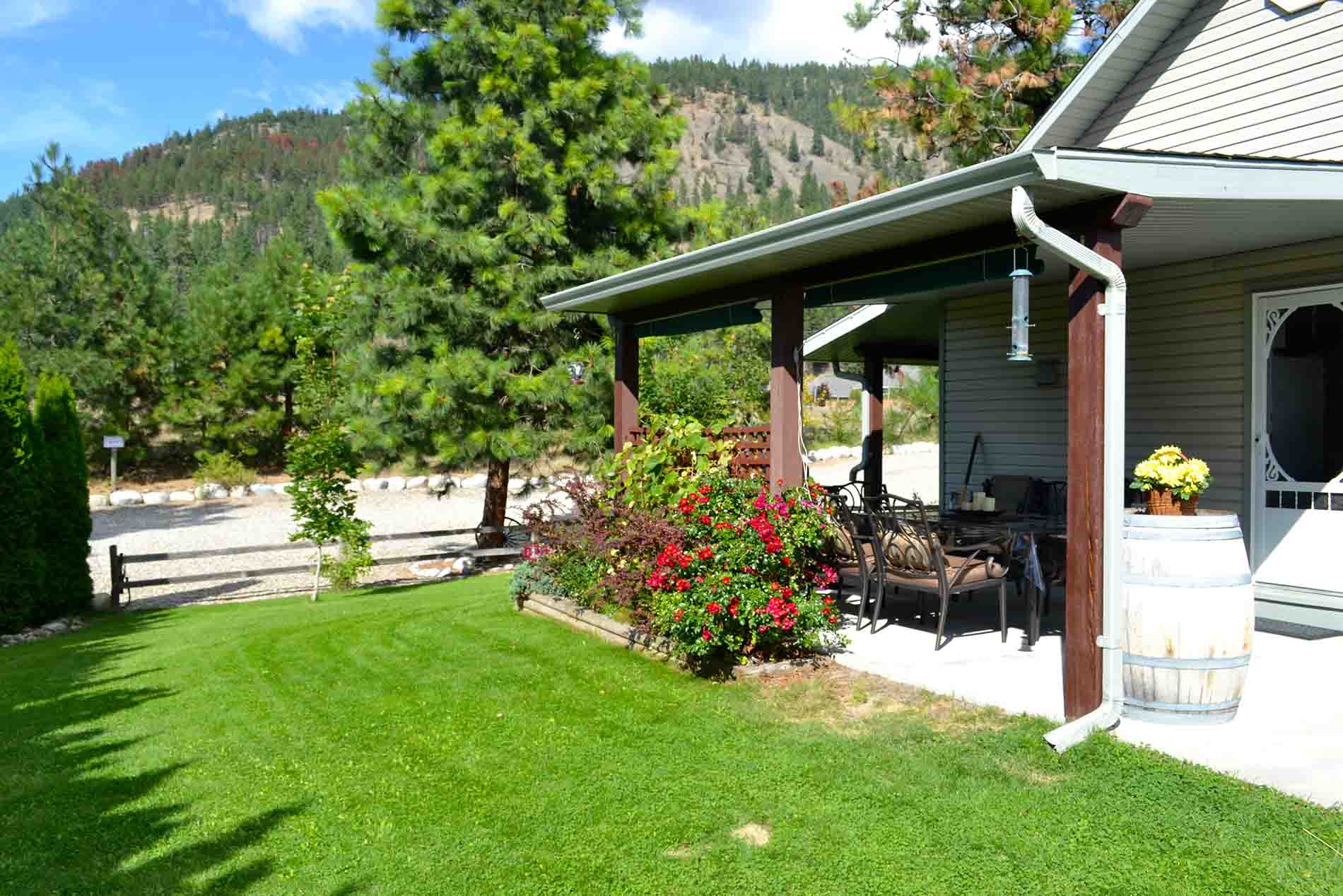 Private Yard Vacation Bed & Breakfast Peachland