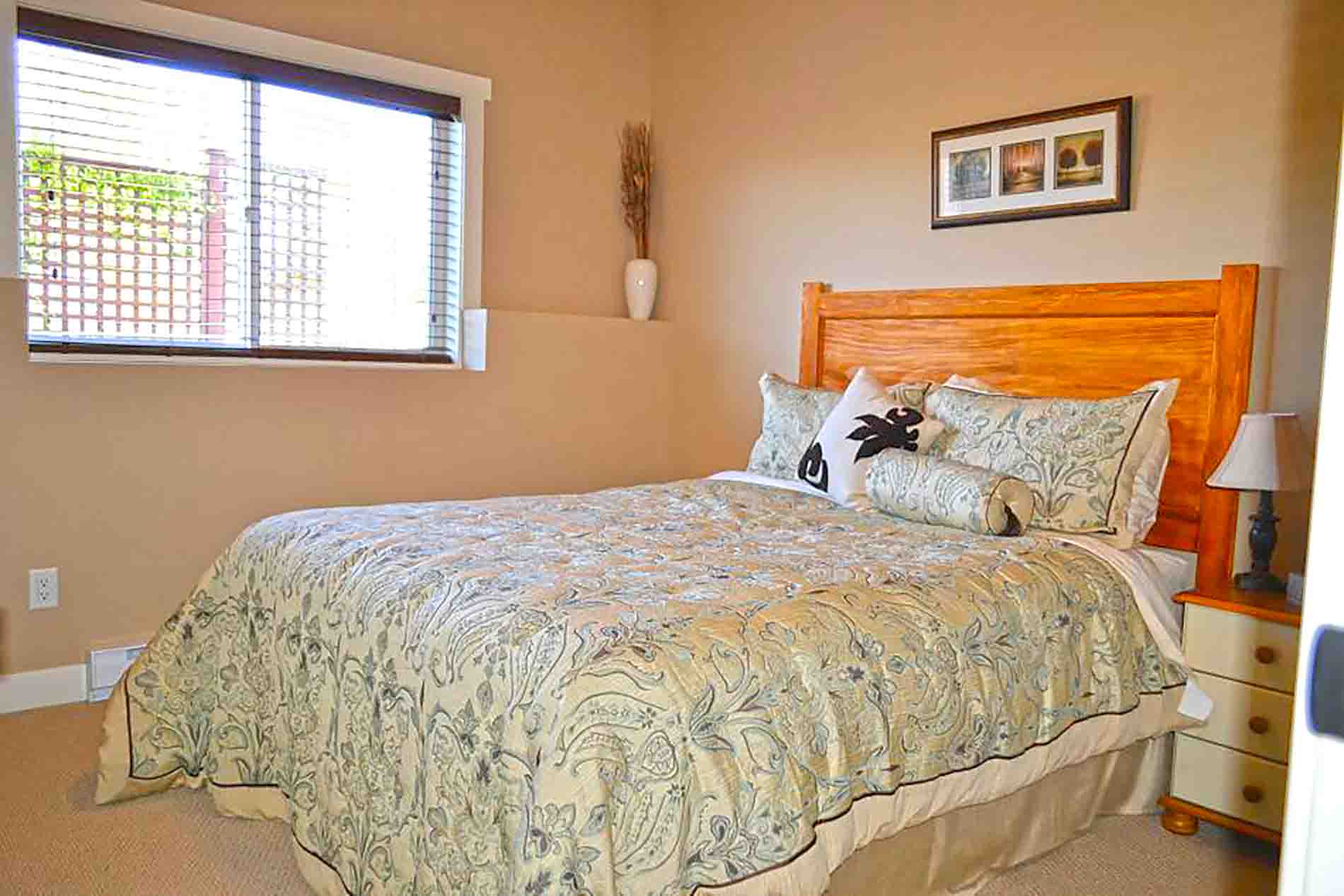 Recreation Room Family Accommodations Peachland B&B With Pool