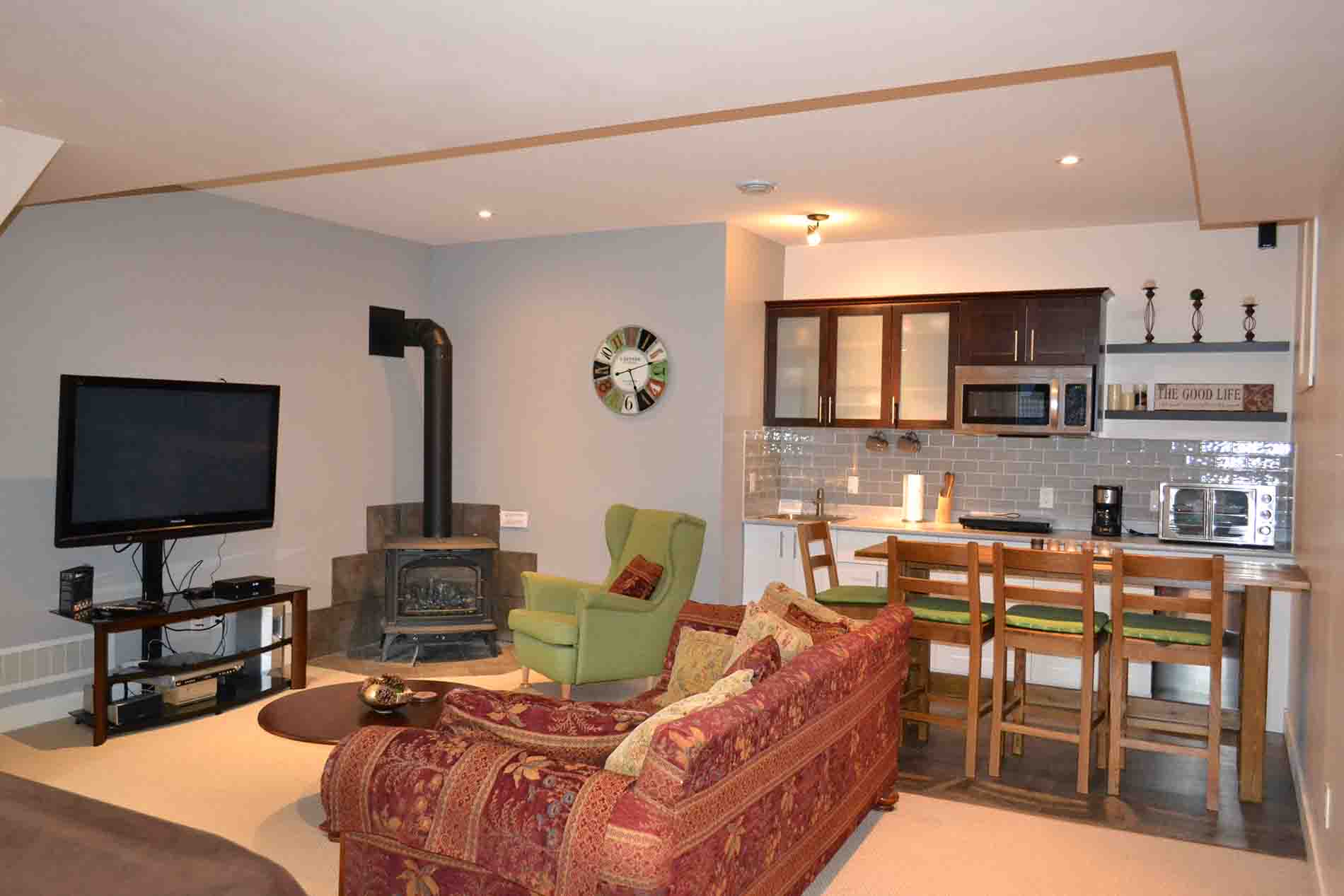 Interior 2 Bedroom Bb With Pool Okanagan