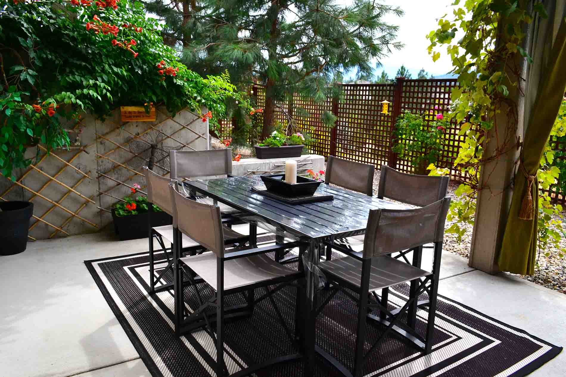 Patio Peachland Bed Breakfast Accommodation With Pool